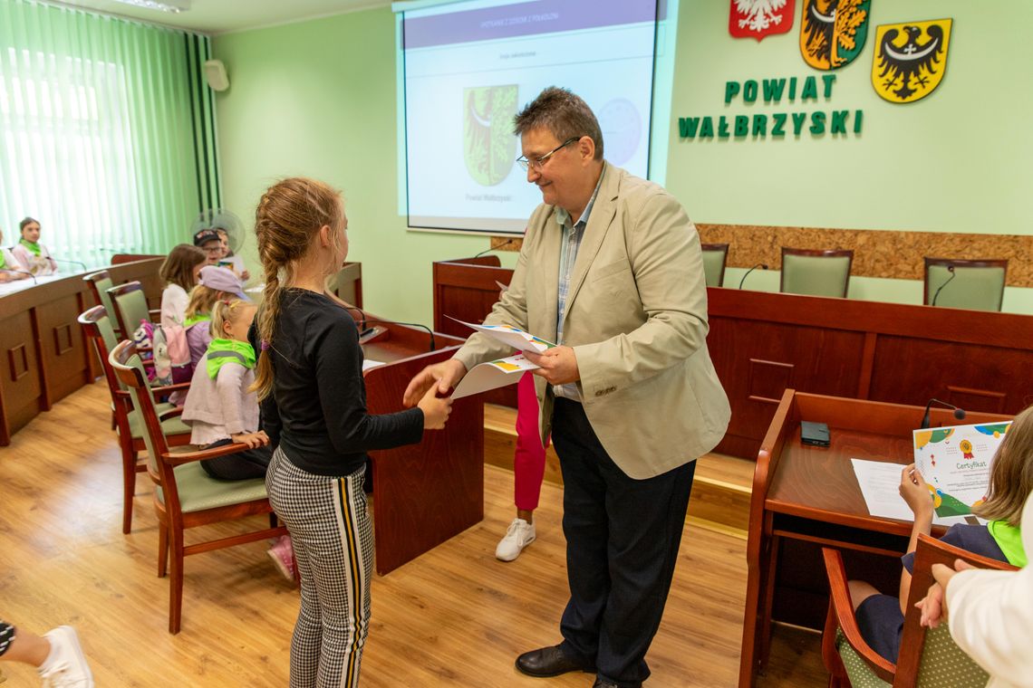 Młodzi obywatele z Głuszycy odwiedzili Starostwo Powiatowe w Wałbrzychu