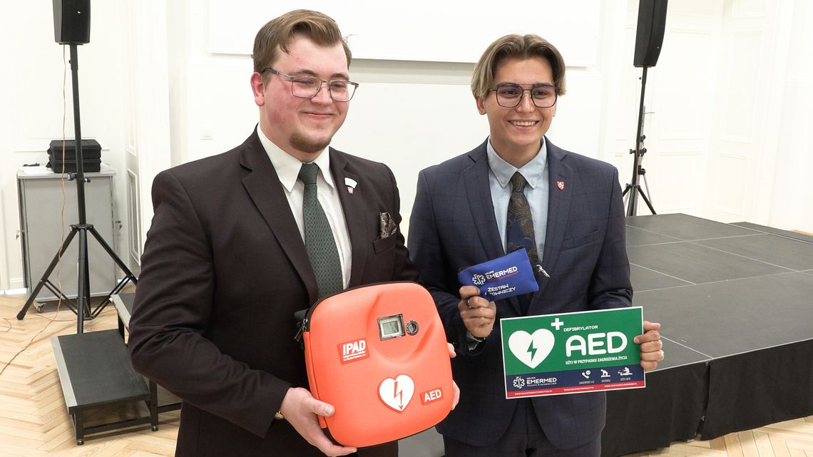 Młodzieżowa Rada Miejska Kłodzka przekazała defibrylator AED do Centrum Aktywności Lokalnej