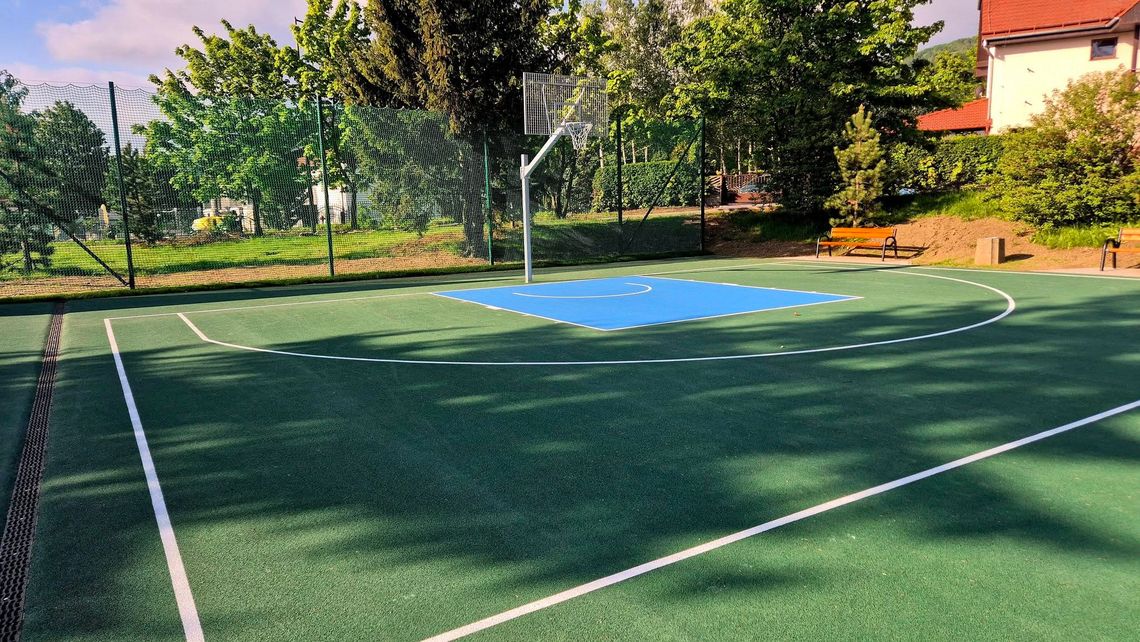Modernizacja boisk do streetballa oraz "ścianki" i kortu do gry w tenisa, zlokalizowanych na terenie Campingu "Sudety" w Bielawie, dobiegła końca