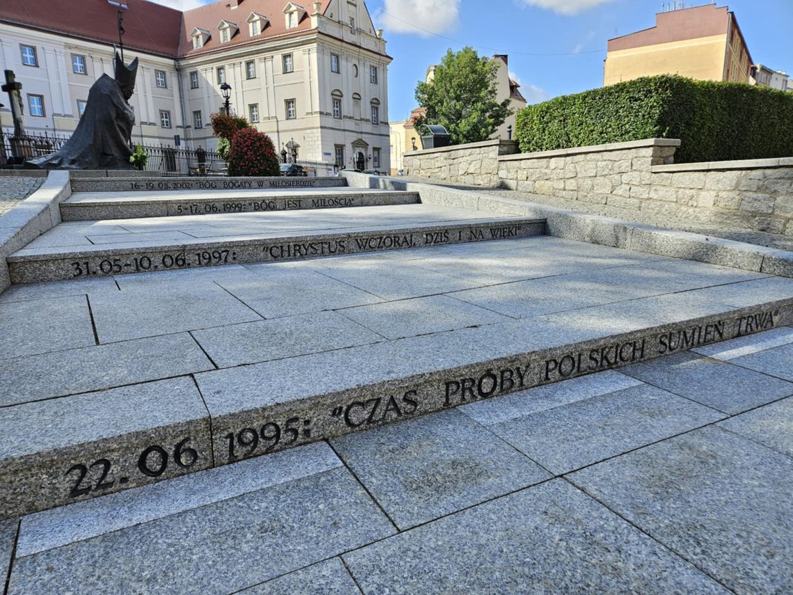 Modernizacja infrastruktury oświetleniowej schodów na placu św. Jana Pawła II