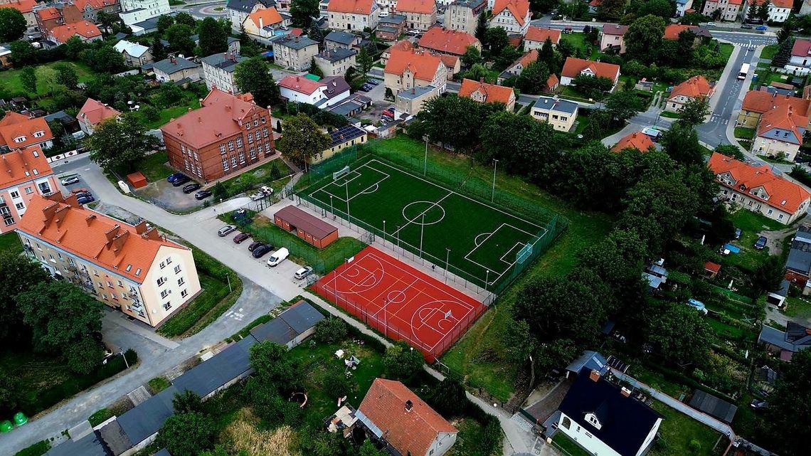 Modernizacja kompleksu sportowego "ORLIK" przy ul. Polnej w Bielawie dobiegła końca Modernizacja kompleksu sportowego "ORLIK" przy ul. Polnej w Bielawie dobiegła końca