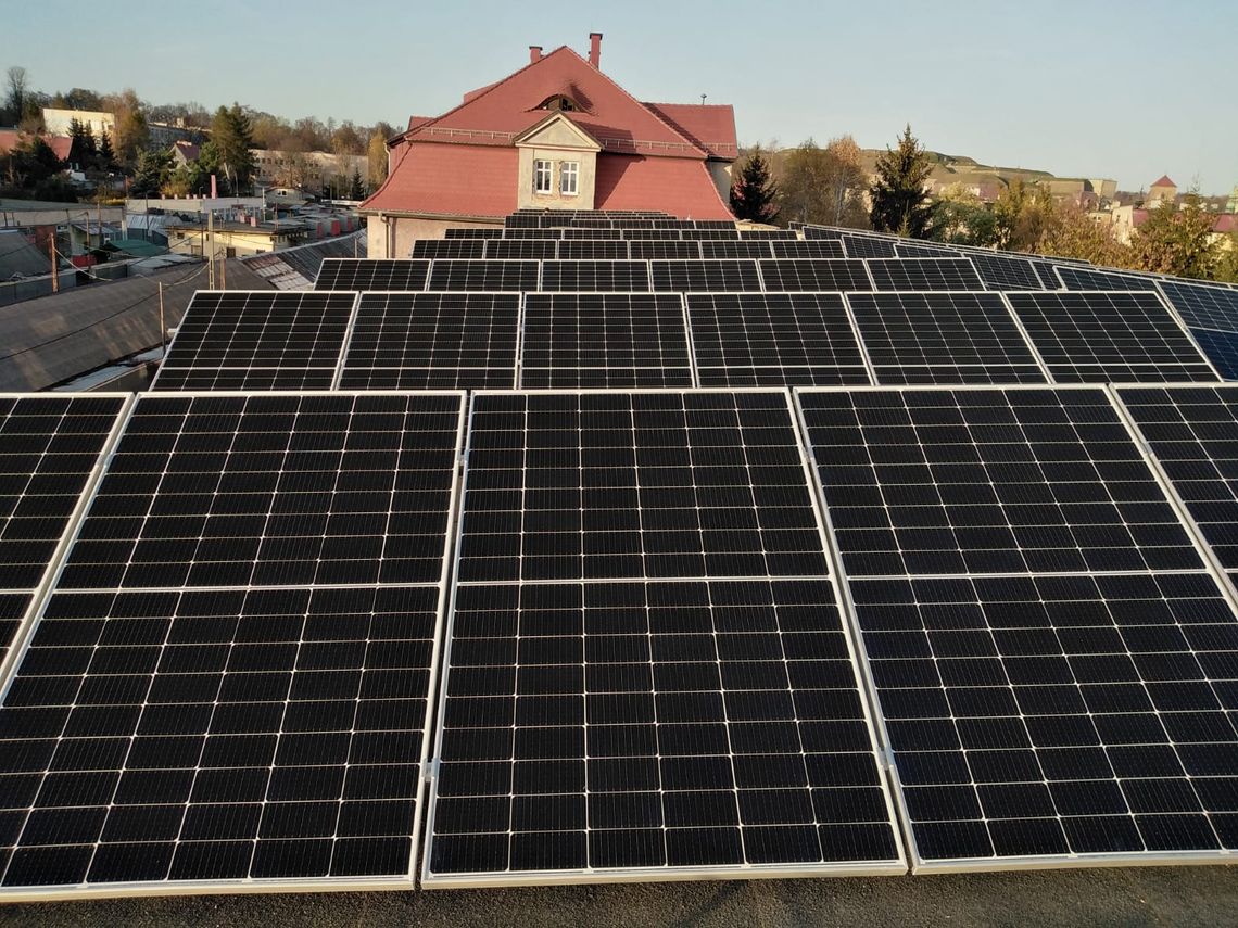 Na dachach powiatowych budynków instalują panele fotowoltaiczne
