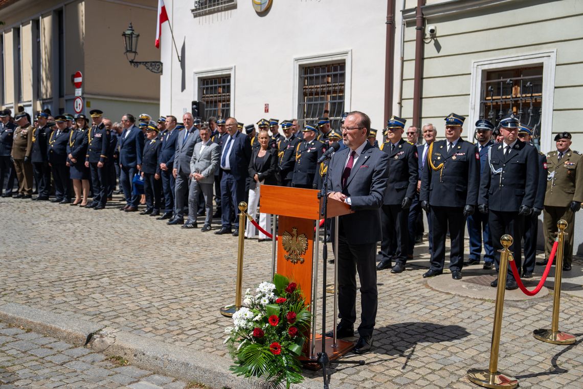 Na Placu Katedralnym we Wrocławiu odbył się uroczysty apel z okazji Dnia Strażaka