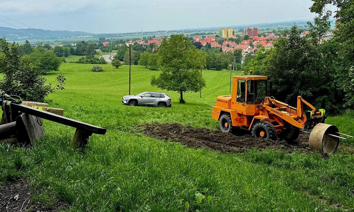 Na północnym stoku Góry Parkowej w Bielawie (455 m n.p.m.) powstają nowe miejsca do grillowania