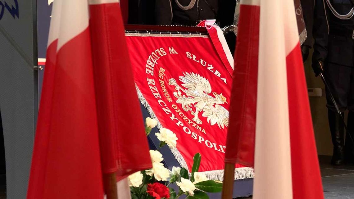 Nadanie sztandaru Aresztowi Śledczemu w Dzierżoniowie Nadanie sztandaru Aresztowi Śledczemu w Dzierżoniowie