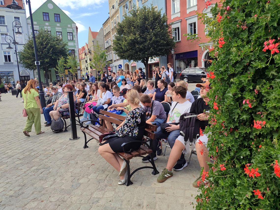 Narodowe czytanie w Dzierżoniowie: siła słów Kochanowskiego