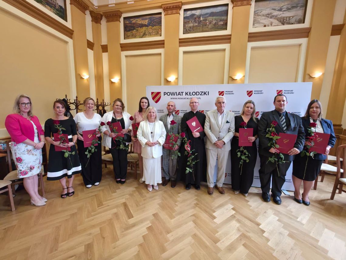 Nauczyciele z awansem zawodowym. Za nami XI sesja Rady Powiatu Kłodzkiego
