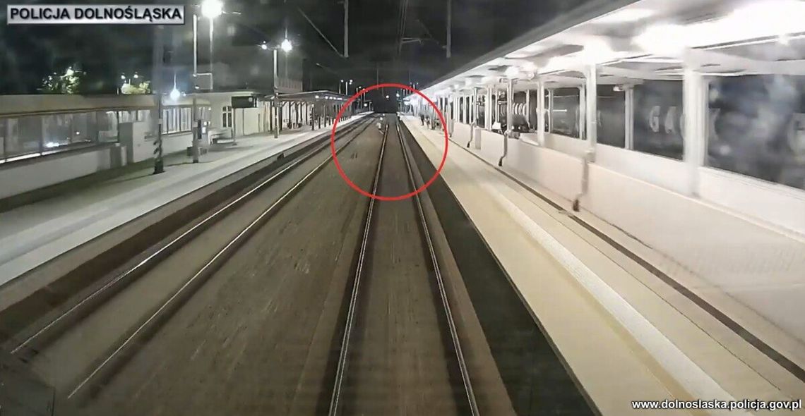 Niebezpieczna sytuacja na torach mogła mieć swój tragiczny finał Niebezpieczna sytuacja na torach mogła mieć swój tragiczny finał