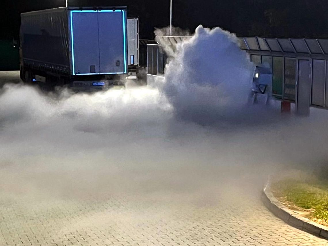 Niemcza. Wyciek gazu LPG z dystrybutora po uderzeniu przez ciężarówkę Niemcza. Wyciek gazu LPG z dystrybutora po uderzeniu przez ciężarówkę