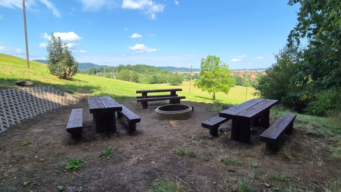Nowe miejsca do grillowania na Górze Parkowej w Bielawie już dostępne!
