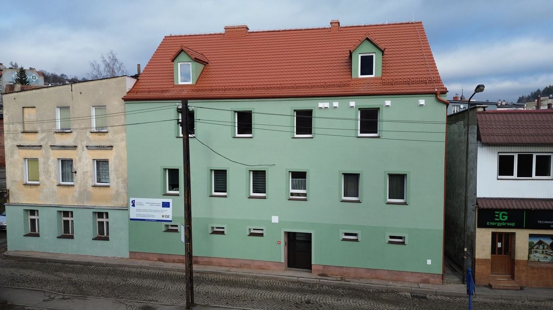 Nowe oblicze kamienicy przy Wąskiej 7 – kolejna metamorfoza w Nowej Rudzie