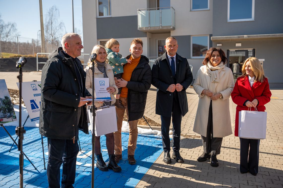 Nowoczesny budynek mieszkalny w Wałbrzychu oddany do użytku – 64 rodziny otrzymały klucze do nowych mieszkań