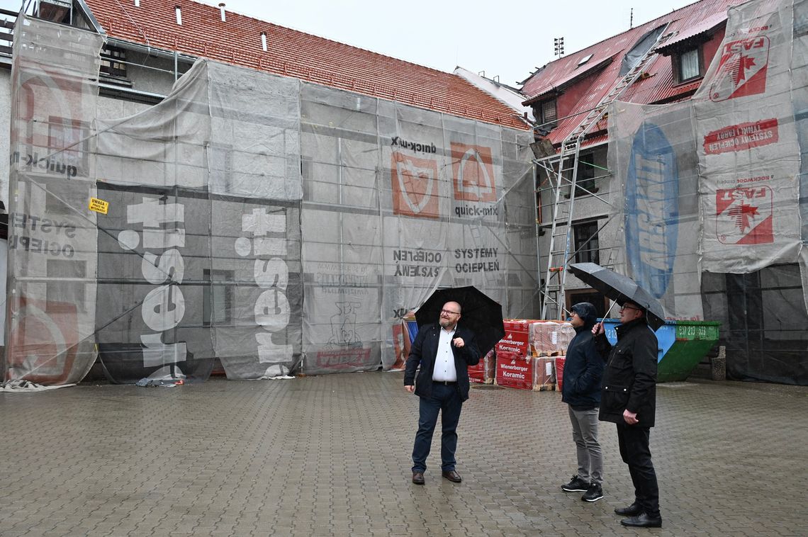 Nowy dach, nowe okna – trwa modernizacja DPS w Jugowie