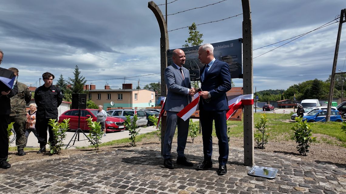 Odsłonięcie pomnika pamięci ofiar filii Gross Rosen w Bielawie