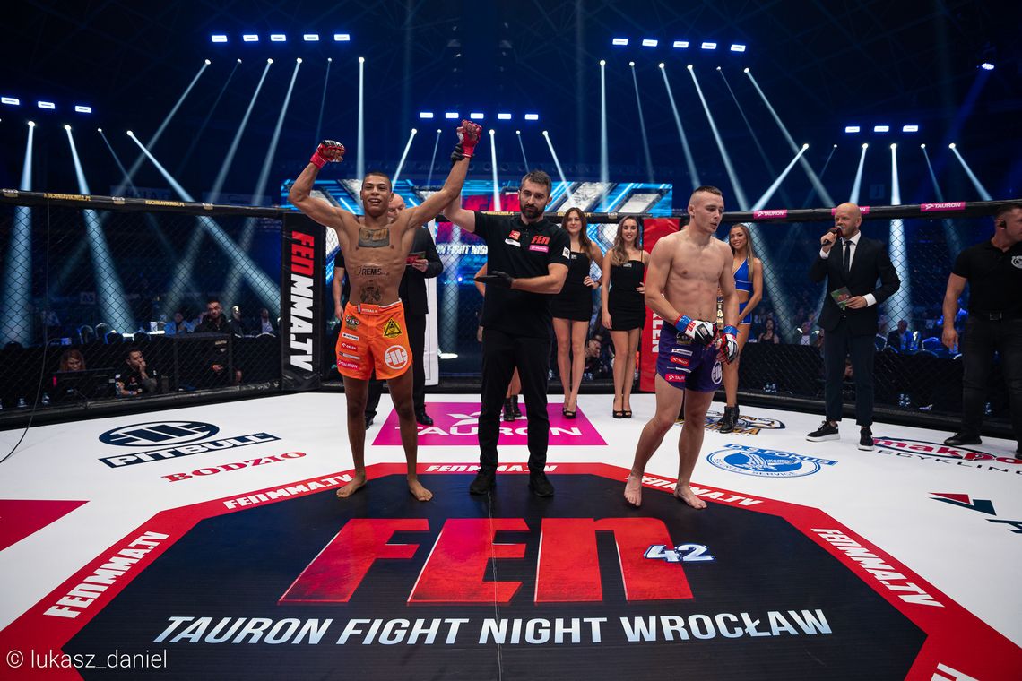 Oskar Stachura z Bielawy wygrywa zawodową walkę na ringu