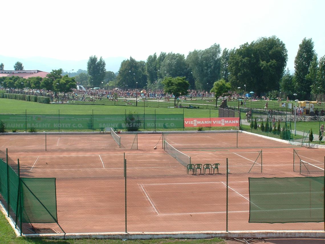 OŚRODEK SPORTU I REKREACJI w DZIERŻONIOWE ogłasza pisemny przetarg