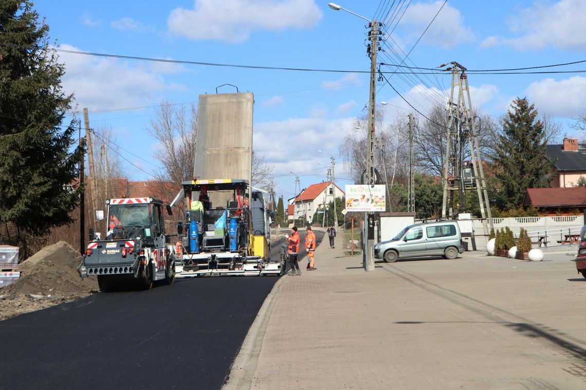 Ostatnie prace na ulicy Piastowskiej w Uciechowie