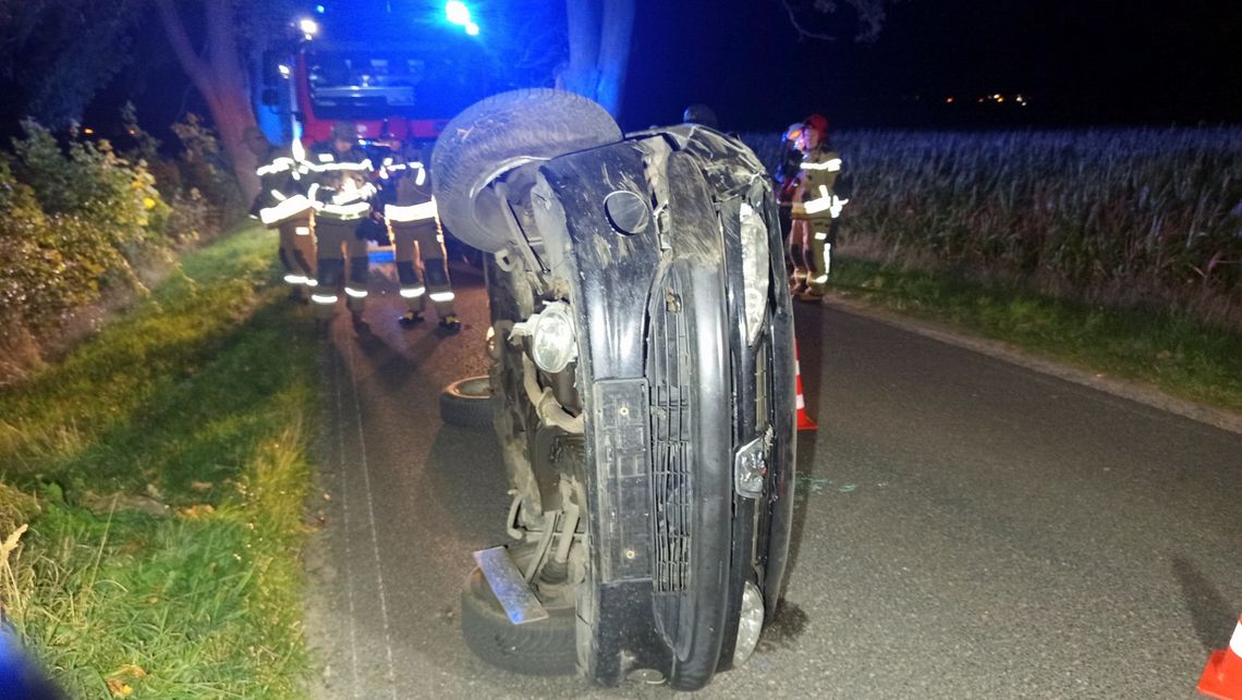 Ostroszowice. Peugeot uderzył w drzewo, kierowca uciekł