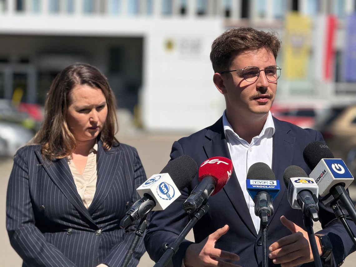 Oświadczenie grupy na radnych niezrzeszonych w sprawie odpowiedzialności politycznej Marszałka Województwa Dolnośląskiego Pawła Gancarza za aferę KARR. Oświadczenie grupy na radnych niezrzeszonych w sprawie odpowiedzialności politycznej Marszałka Województwa Dolnośląskiego Pawła Gancarza za aferę KARR.