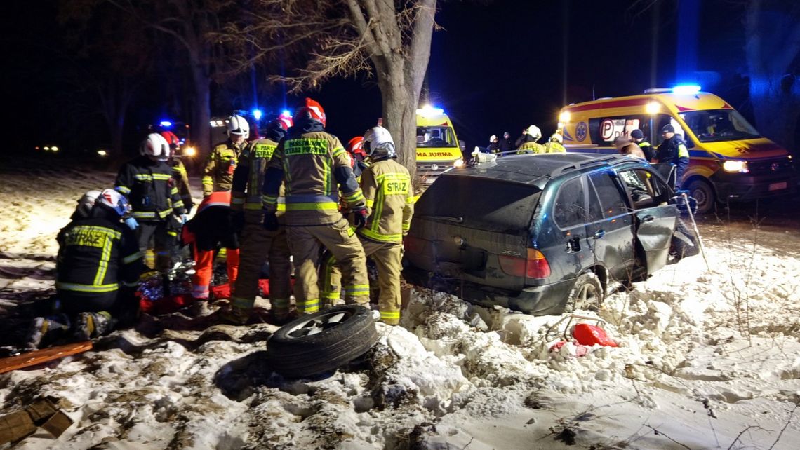 Owiesno. Dwie osoby ranne po uderzeniu BMW w drzewo