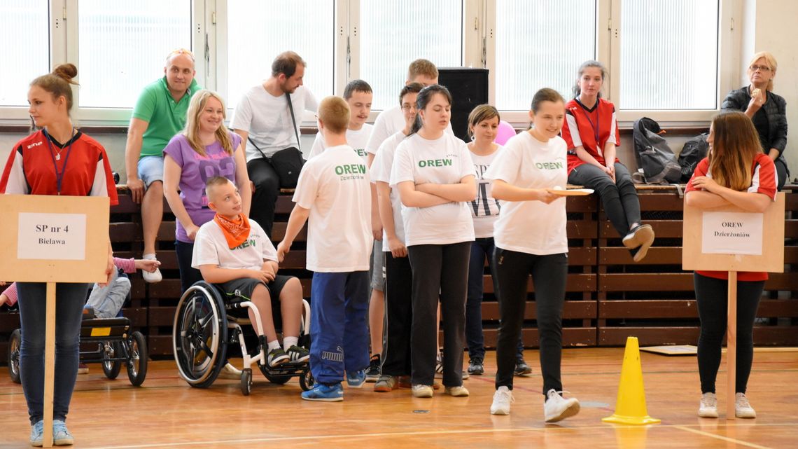 PIĘKNA RYWALIZACJA NA XI IGRZYSKACH SPECJALNYCH W DZIERŻONIOWIE PIĘKNA RYWALIZACJA NA XI IGRZYSKACH SPECJALNYCH W DZIERŻONIOWIE