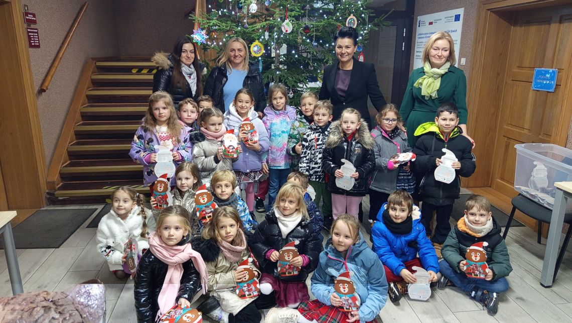 Pieszyce, najmłodsi ubrali choinkę z władzami Pieszyce, najmłodsi ubrali choinkę z władzami