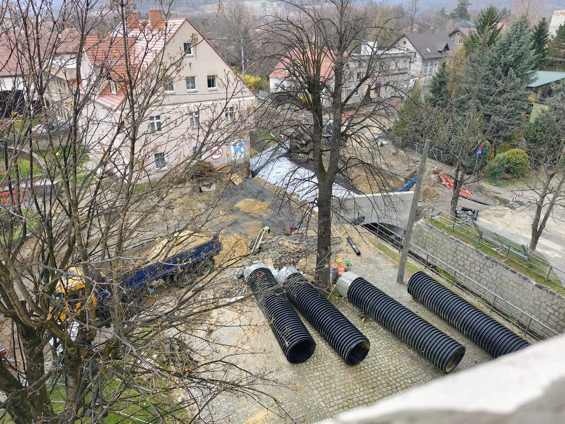 Pieszyce: Wykonawca wstrzymał chwilowo prace związane z budową mostu. Pieszyce: Wykonawca wstrzymał chwilowo prace związane z budową mostu.