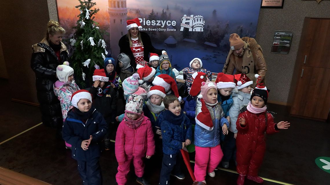 Pieszyckie dzieci ubierały świąteczne choinki