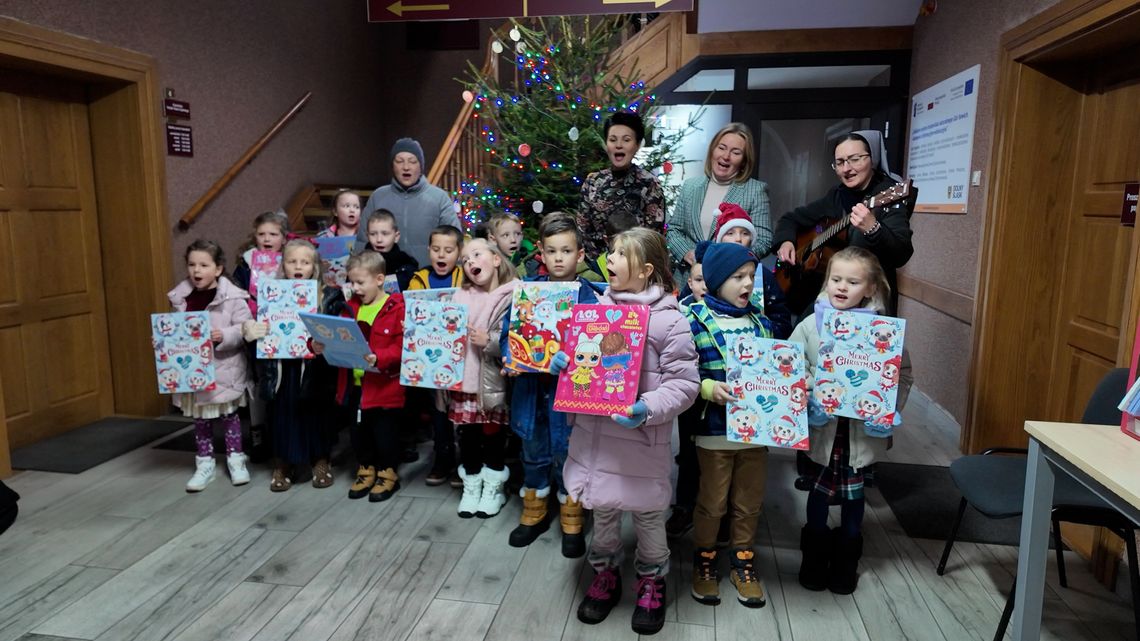Pieszyckie dzieci ubierały świąteczne choinki