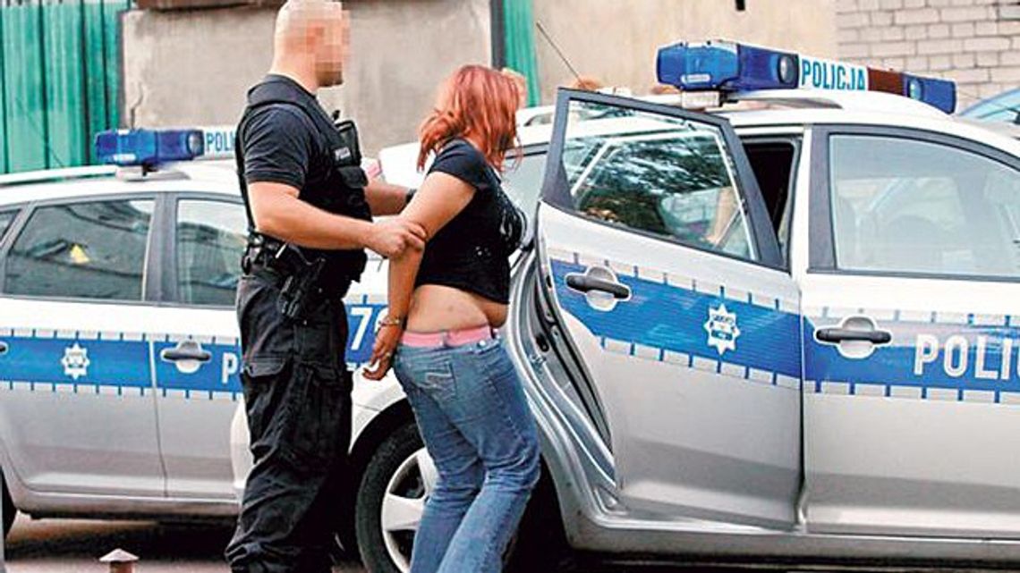 PIJANE MATKI OPIEKOWAŁY SIĘ DZIEĆMI PIJANE MATKI OPIEKOWAŁY SIĘ DZIEĆMI