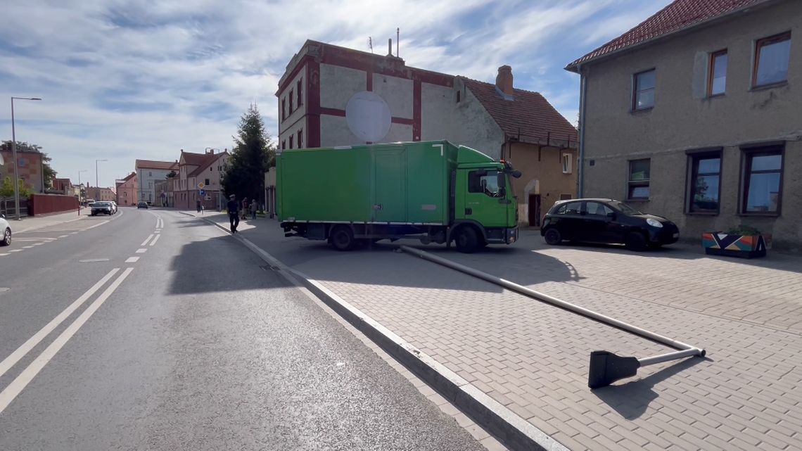 Piława Górna, ciężarówką wywrócił latarnię