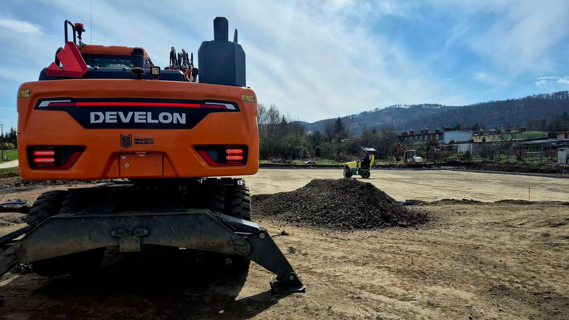 Po zimowej przerwie, przy ul. Plażowej w Bielawie, wznowiono budowę nowoczesnego parku do gry w tenisa i padla Po zimowej przerwie, przy ul. Plażowej w Bielawie, wznowiono budowę nowoczesnego parku do gry w tenisa i padla