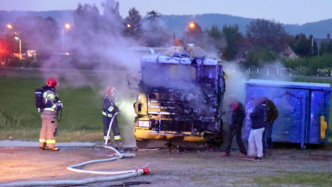 PODPALENIE SAMOCHODU CIĘŻAROWEGO W BIELAWIE?