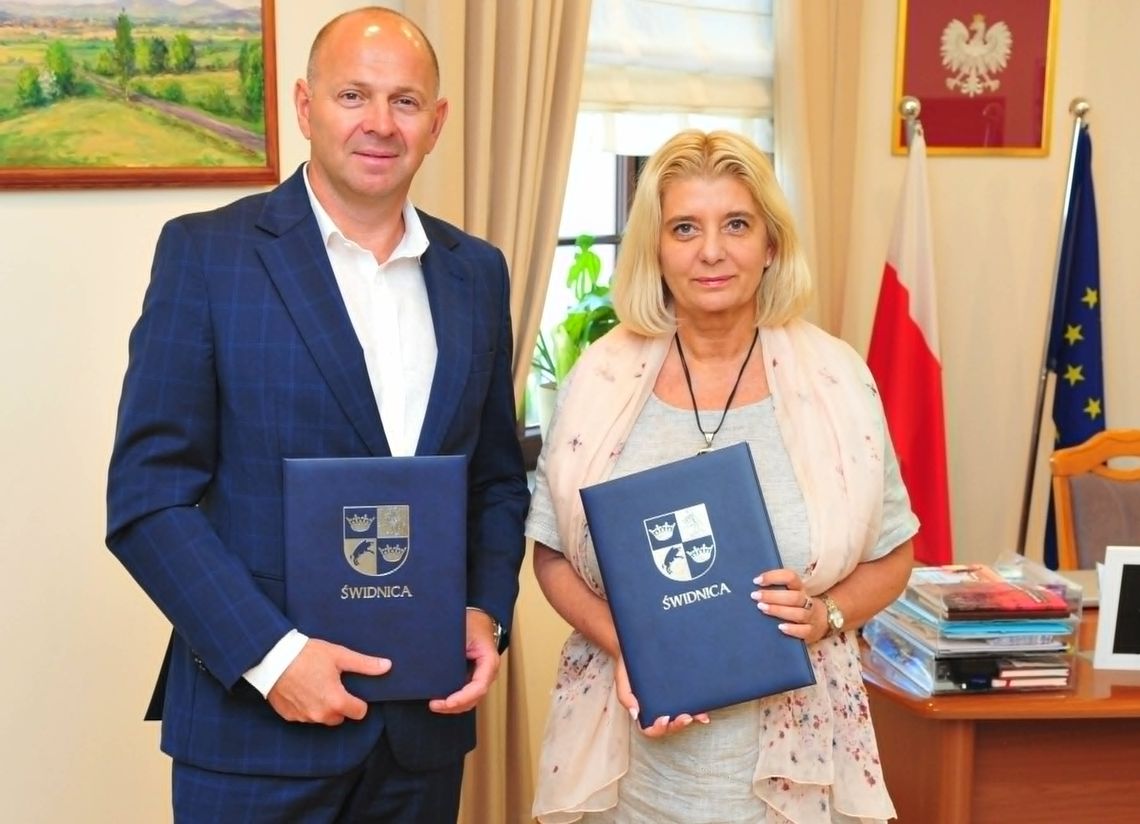 Podpisano umowę na przebudowę kolejnych odcinków Alei Niepodległości Podpisano umowę na przebudowę kolejnych odcinków Alei Niepodległości