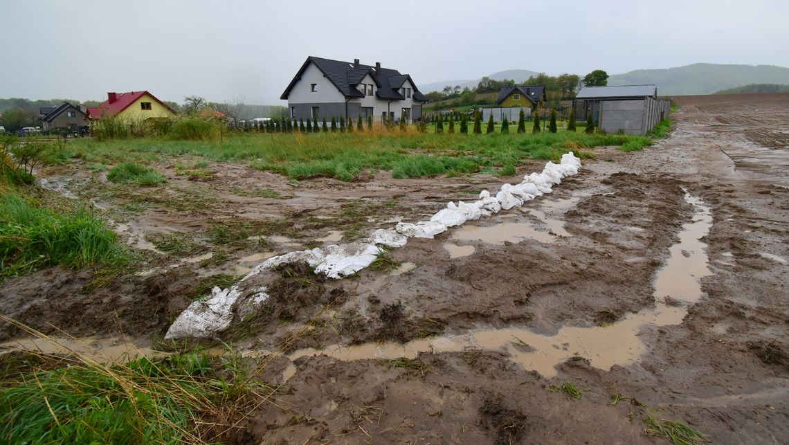 Podtopienia po ulewie w Ostroszowicach