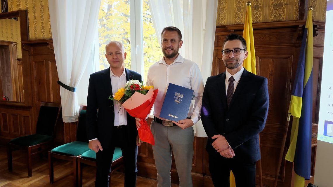 Podziękowania dla Marcina Białka podczas sesji Rady Miejskiej w Bielawie
