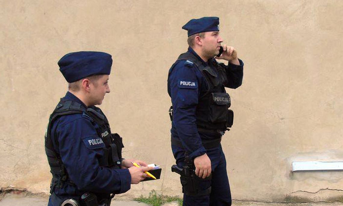 POLICJA KONTROLUJE MIESZKAŃCÓW PODCZAS KWARANTANNY POLICJA KONTROLUJE MIESZKAŃCÓW PODCZAS KWARANTANNY