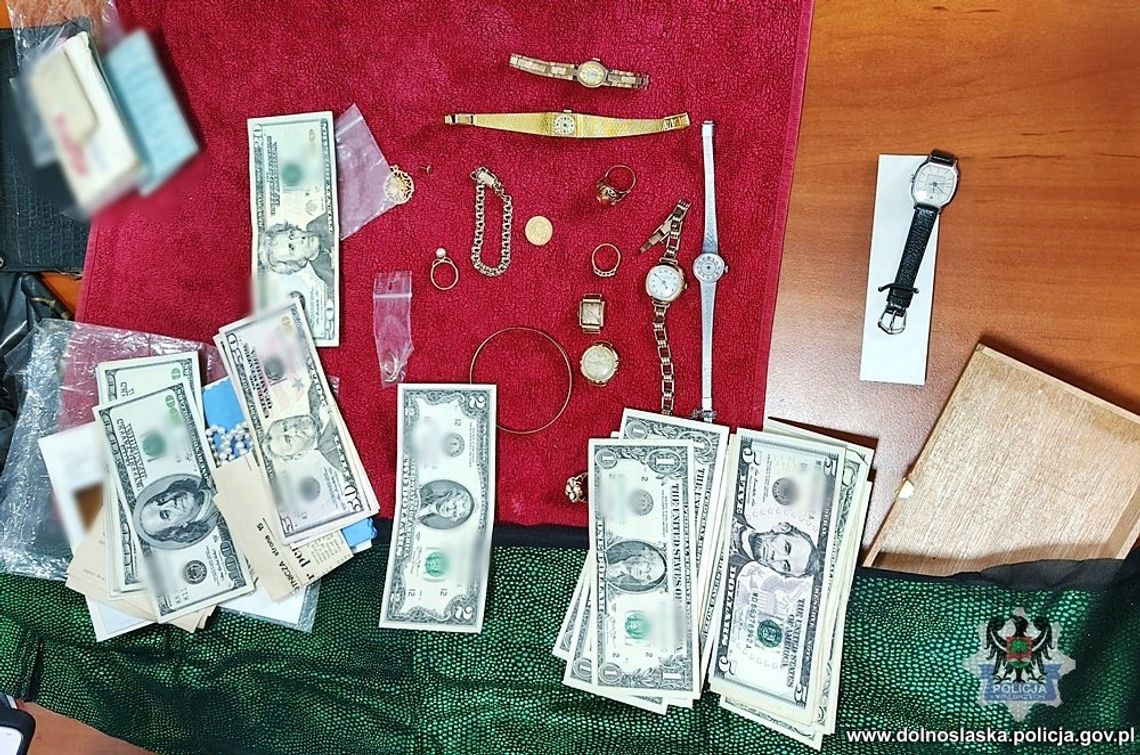 Policja łapie oszusta "na policjanta" na gorącym uczynku! Policja łapie oszusta "na policjanta" na gorącym uczynku!