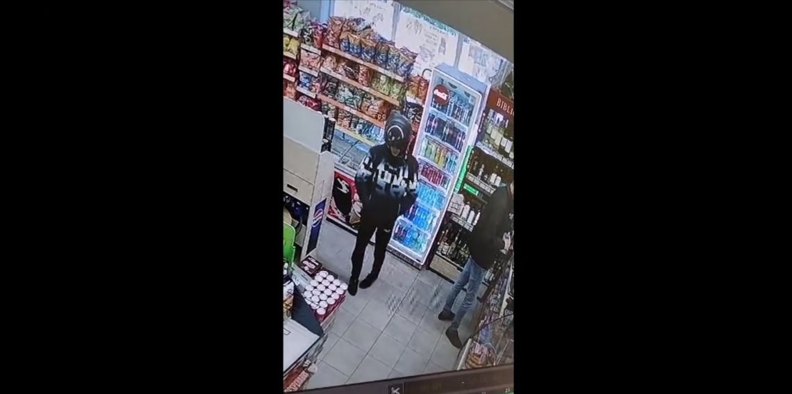 Policja poszukuje mężczyzny podejrzewanego o kradzież skarbonki na cel dobroczynny