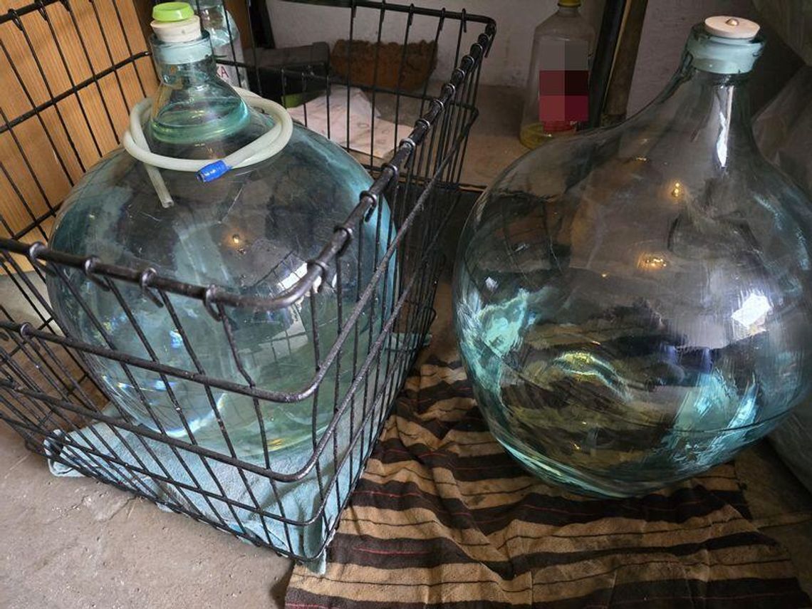 Policjanci z Dzierżoniowa ujawnili nielegalny alkohol i środki odurzające