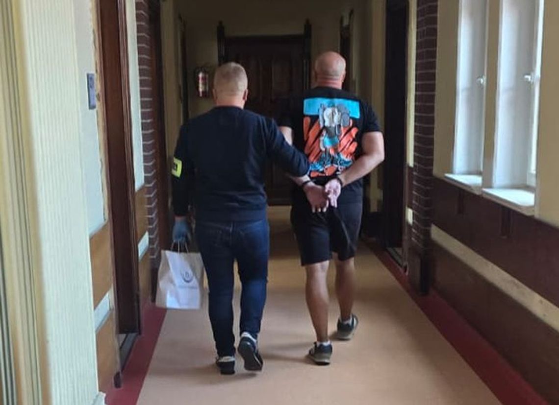 Policjanci z Dzierżoniowa zatrzymali 45-latka z dużą ilością narkotyków