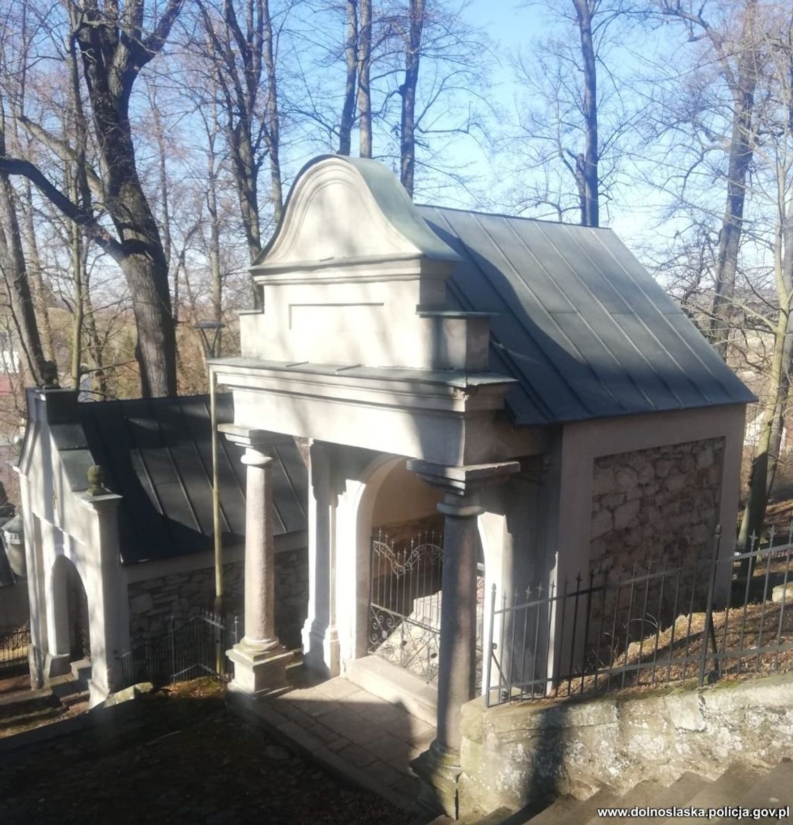 Policjanci z Nowej Rudy zatrzymali sprawcę zniszczenia i kradzieży elementów zabytkowych kaplic w Wambierzycach Policjanci z Nowej Rudy zatrzymali sprawcę zniszczenia i kradzieży elementów zabytkowych kaplic w Wambierzycach
