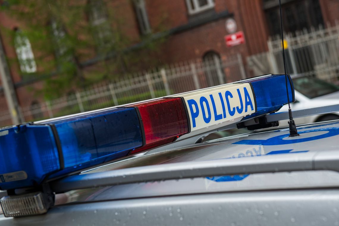 POLICJANCI ZATRZYMALI MĘŻCZYZNĘ, KTÓRY POSIADAŁ PRZY SOBIE NARKOTYKI