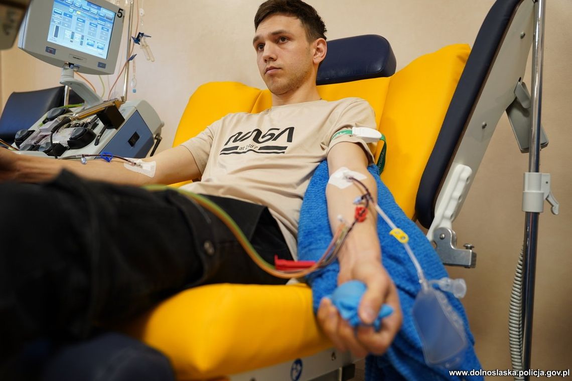 Policjant z dolnośląskiego Wydziału Konwojowego pomógł swojemu bliźniakowi genetycznemu i oddał szpik