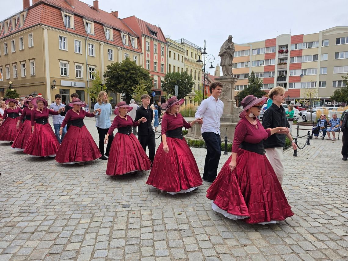 Poloneza czas zacząć! Barwny korowód pokoleń zainaugurował Dzierżoniowskie Senioralia Poloneza czas zacząć! Barwny korowód pokoleń zainaugurował Dzierżoniowskie Senioralia