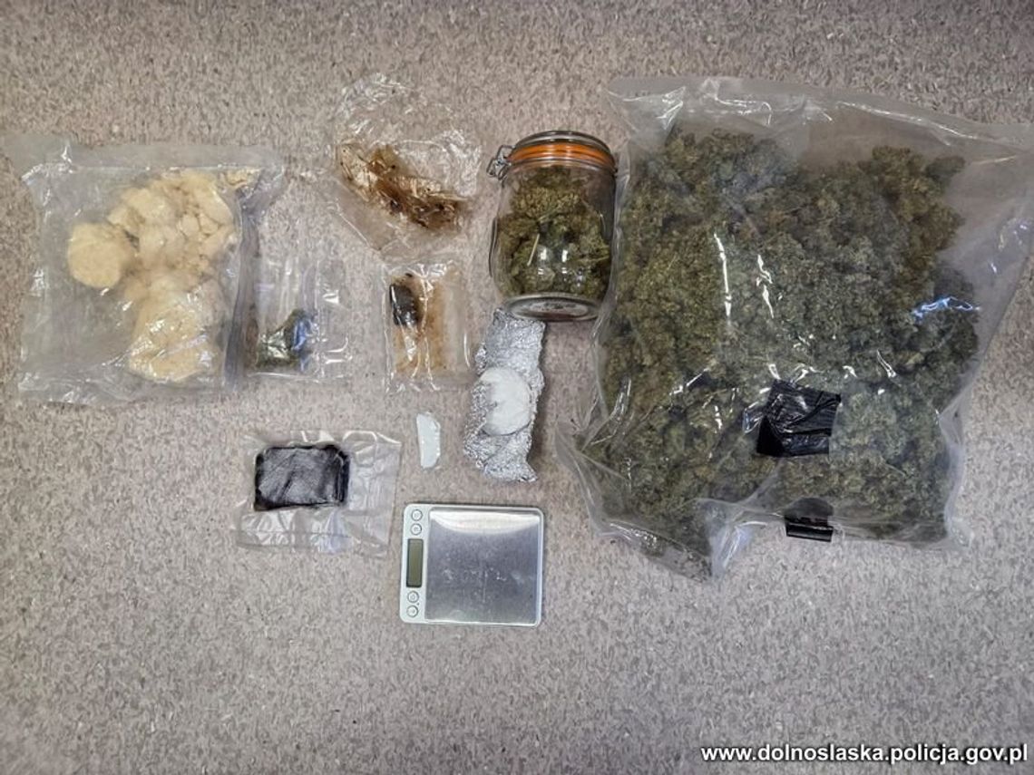 Ponad półtora kilograma narkotyków zabezpieczonych przez dzierżoniowskich policjantów