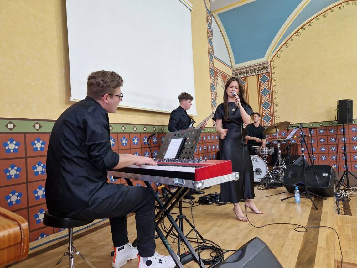 Powiat Dzierżoniowski kontynuuje projekt pod nazwą "Jazz Fajny Jest", w ramach którego muzyka jazzowa gości w szkołach średnich