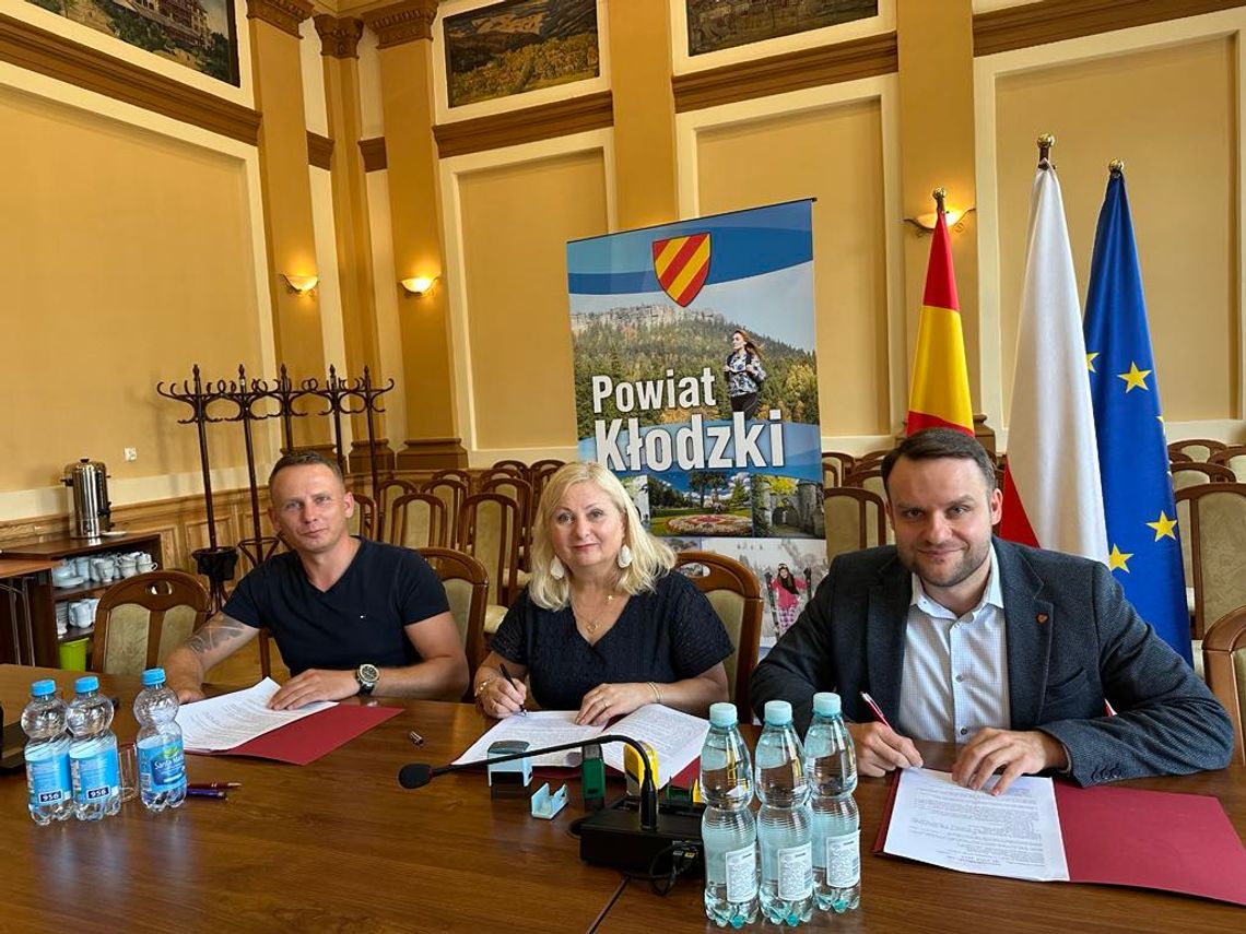 Powiat Kłodzki podpisał umowy na modernizację Zespołu Szkół Ponadpodstawowych w Bystrzycy Kłodzkiej Powiat Kłodzki podpisał umowy na modernizację Zespołu Szkół Ponadpodstawowych w Bystrzycy Kłodzkiej