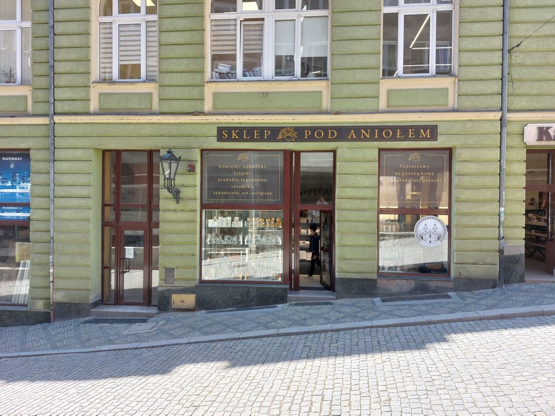 Powódź go nie pokonała: Sklep Pod Aniołem znów otwarty dla klientów