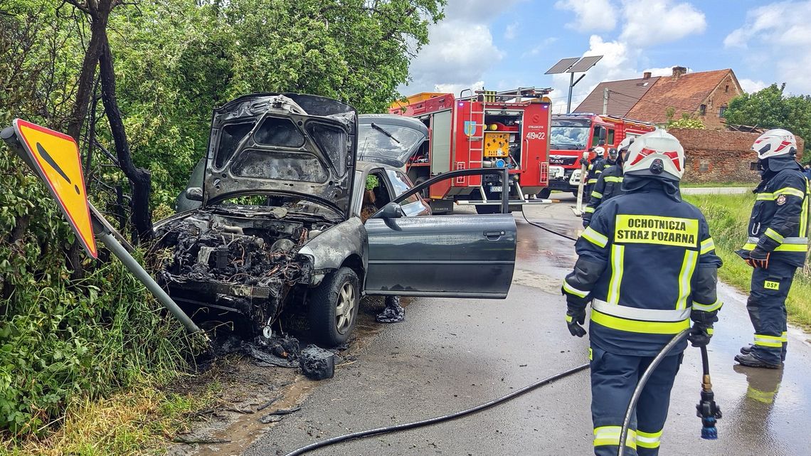 Pożar Audi po uderzeniu w płot w Ostroszowicach